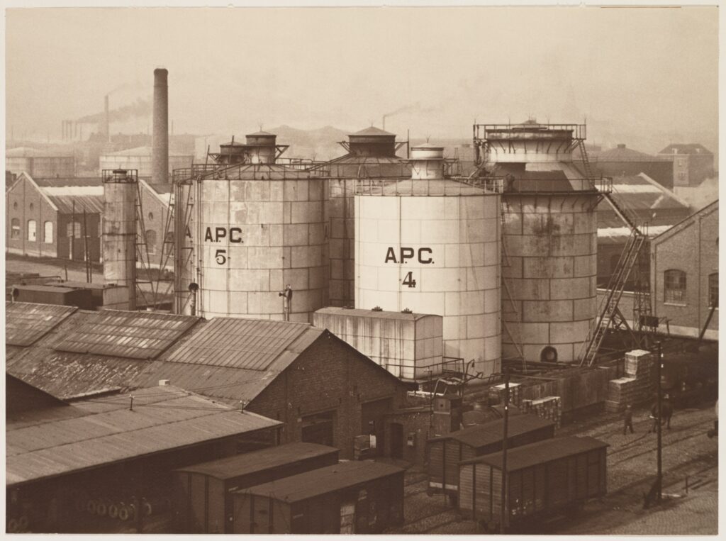 American Petroleum Company tanks in Antwerp's port, 1926. This area became so heavily polluted that it was abandoned. Remediation efforts are underway until 2036.