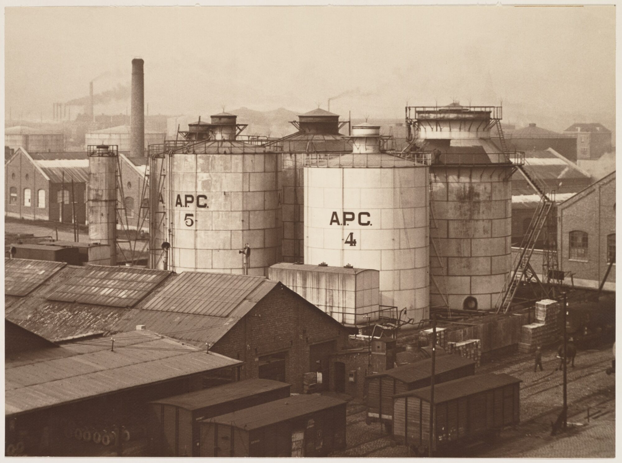 American Petroleum Company tanks in Antwerp's port, 1926. This area became so heavily polluted that it was abandoned. Remediation efforts are underway until 2036.