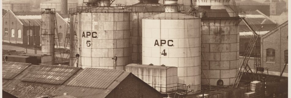 American Petroleum Company tanks in Antwerp's port, 1926. This area became so heavily polluted that it was abandoned. Remediation efforts are underway until 2036.